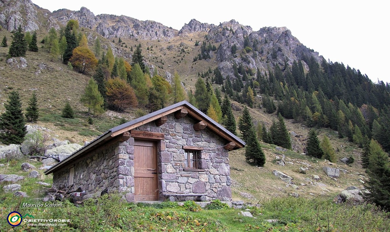 31 Baita Ciaréi, sulla verticale della punta del tetto ecco il Monte  Prascagnello....JPG